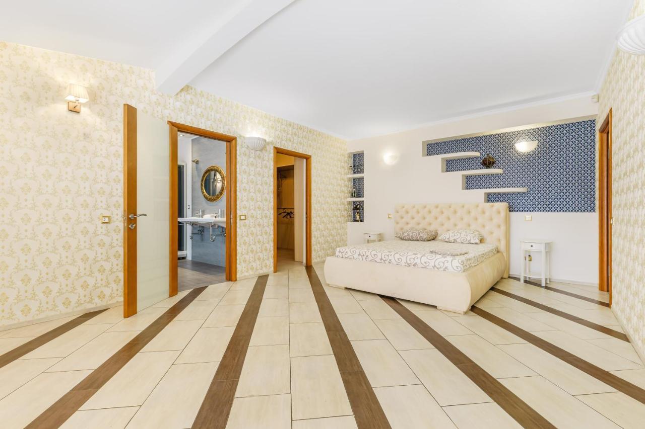 Deribasivska Cozy 4-Room Apartment Odesa Exterior photo